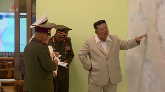 김정은 북한 국무위원장이 딸 주애와 함께 지난 27일 북한 해군절(8.28)을 맞아 해군사령부를 방문해 장병들을 축하 격려했다고 조선중앙TV가 29일 보도했다. 사진은 김 위원장이 해군사령부 작전지휘소를 방문한 모습으로 모자이크 처리된 한반도 지도를 손으로 가리키고 있다. [조선중앙TV 화면=연합뉴스]